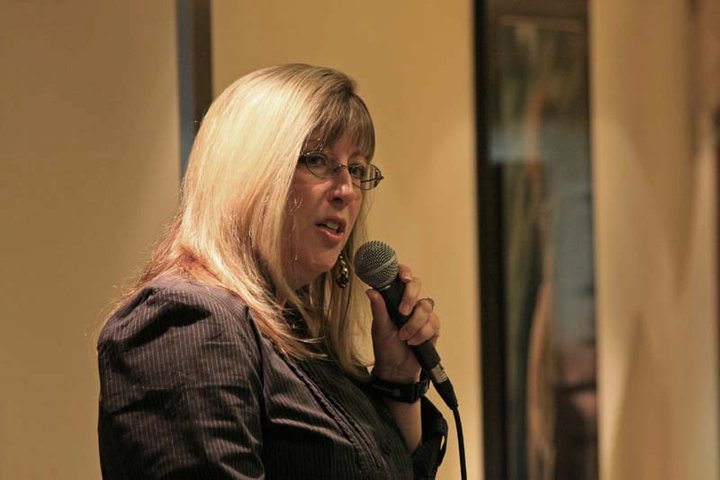 <strong>DONNA FISHER</strong>